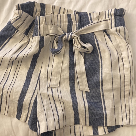 These cute striped shorts are perfect for the summer. - Picture 3 of 4